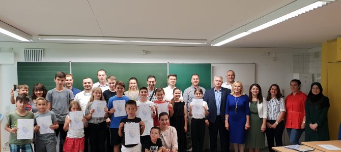 Dodjela svjedočanstava dopunskoj školi u Inglostatu